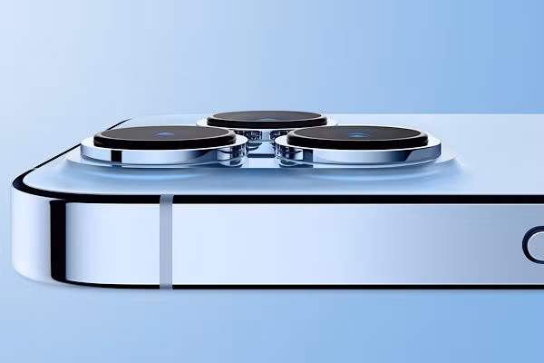 Galaxy S22 bản thường hiện nay được trang bị ống kính tele với khả năng zoom quang học 3x và zoom kỹ thuật số 30x, trong khi có giá bán 799 USD. Vậy tại sao iPhone 15 lại không thể?