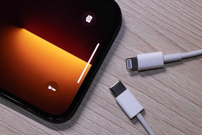  1. Chuyển sang cổng USB-C: Apple được cho sẽ chuyển sang cổng USB-C trên iPhone 15, đánh dấu chấm hết cho cổng Lightning sau hơn 10 năm tồn tại. Theo MacRumors, thay đổi này nhằm đáp ứng yêu cầu chuẩn hóa cổng sạc của Liên minh châu Âu (EU) cho thiết bị di động.
