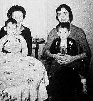 Sau khi bức ảnh được công bố, gia đình Cooper khẳng định không có vị khách nào khác đến chơi nhà vào thời điểm họ chụp ảnh.