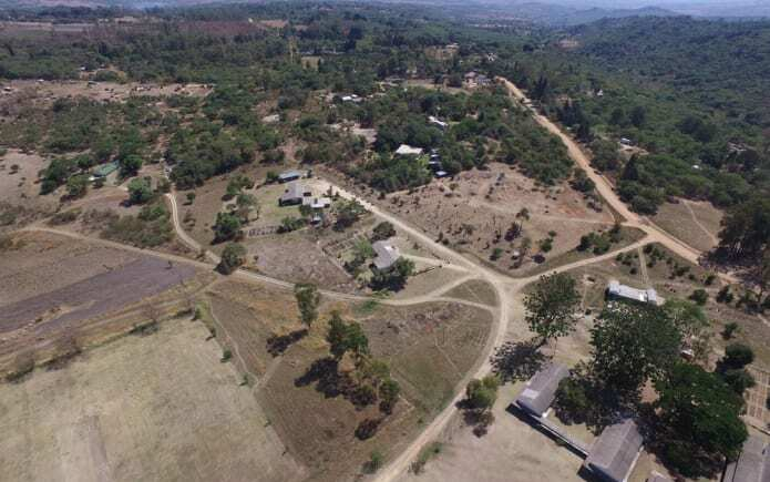 Trường Ariel tọa lạc tại Ruwa, một khu vực nông thôn nhỏ, cách thủ đô Harare của Zimbabwe 22km. Vào thời điểm chưa xảy ra sự kiện UFO, nơi này thậm chí chưa phải là thị trấn, mà chỉ là một địa phương gắn liền với nông nghiệp. Ariel vốn là một trường tư thục học phí cao, học sinh phần lớn thuộc gia đình người da trắng trung lưu, giàu có.