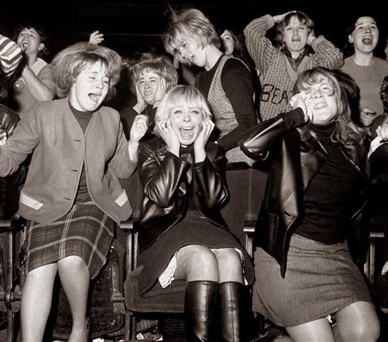 Trong y học, thuật ngữ này được sử dụng để mô tả sự biểu hiện tự phát (tạo ra các hóa chất trong cơ thể) của cùng một triệu chứng gây ảo giác hoặc tương tự trong một số đông người.