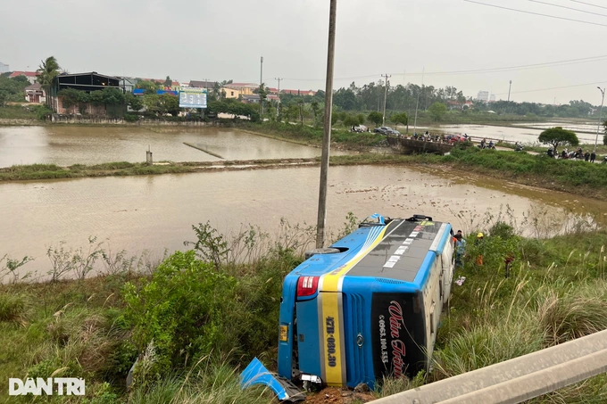 Nhiều người bị thương trong vụ xe giường nằm gặp tai nạn liên hoàn - Hình 2 Nhieu nguoi bi thuong trong vu xe giuong nam gap tai nan lien hoan-Hinh-2