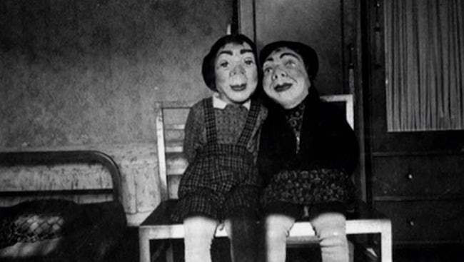 Hai đứa trẻ đeo những chiếc mặt nạ kỳ quái vào những năm 1930.