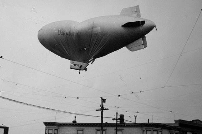 Khinh khí cầu L-8 Blimp của Hải quân Mỹ vẫn tiếp tục bay sau khi phi hành đoàn được cho là đều đã biến mất vào năm 1942.
