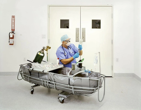 Khi “khách hàng” đã chết về mặt pháp y, nhân viên Alcor chuyển họ lên giường lạnh và dùng thiết bị hồi sức tim phổi làm cho máu lưu thông khắp cơ thể một lần nữa.