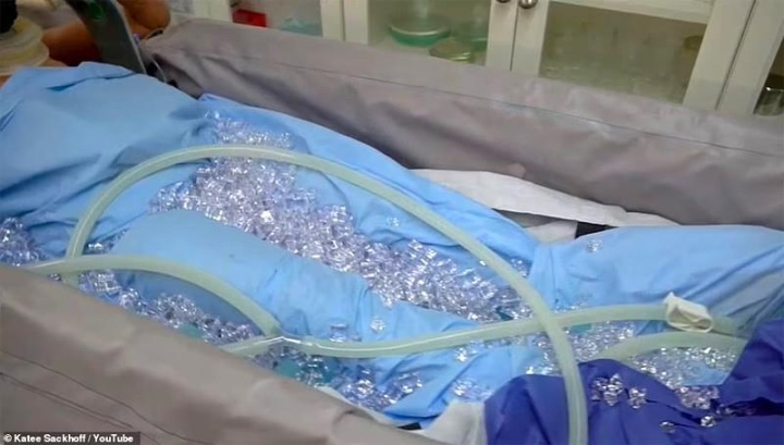 Cuối cùng, các nhân viên tiến hành làm lạnh thi thể 0,5 độ C mỗi giờ cho đến khi đạt tới nhiệt độ của nitơ lỏng -160 độ C sau 2 tuần. Tiếp đó, họ cho các thi thể vào tủ đông lạnh hình trụ trong tư thế đầu lộn xuống.