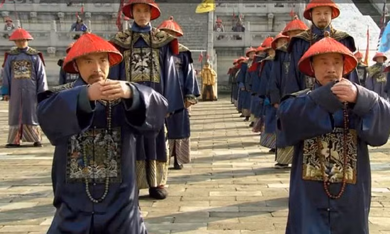 Theo nguyên tắc, ngay cả những đại thần rất được coi trọng cũng không được phép mặc. Đặc biệt, đến thời nhà Thanh, khi chế độ quân chủ ở mức tuyệt đối, hoàng đế là người có quyền lực cao nhất, dù là tể tướng hay hoàng gia cũng không được phép mặc.