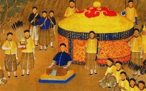 Điều đặc biệt ở Hoàng Mã Quái của thị vệ và các đại thần bên ngoài mặc dù đều là màu vàng nhưng có rất nhiều điểm khác nhau. Xét về độ tinh xảo và giá trị thì áo của các đại thần được làm tỉ mỉ, tinh tế và có giá trị hơn. Áo của các đại thần còn có màu cúc cùng màu với áo. Còn áo của thị vệ thì chỉ là màu vàng đơn giản, không có hoa văn và có cúc áo màu đen.