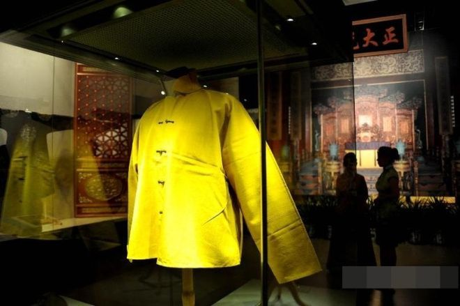 Vì màu vàng là màu sắc của hoàng gia và thể hiện sự tôn quý. Người bình thường khi nhìn thấy sẽ càng cảm thấy tôn trọng và ngưỡng mộ. Vì vậy, Hoàng Mã Quái trên nguyên tắc là đồ hoàng đế dùng, ngoài ra còn dùng trong trường hợp ban thưởng.