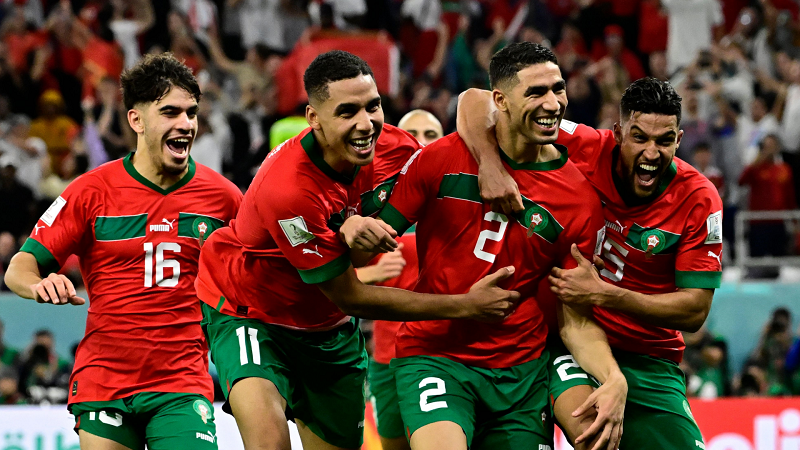 Trong khi đó, Maroc đã làm nên lịch sử, lần đầu tiên vào tứ kết World Cup sau khi cầm hòa Tây Ban Nha 0-0 rồi thắng luân lưu 3-0 ở vòng 1/8.