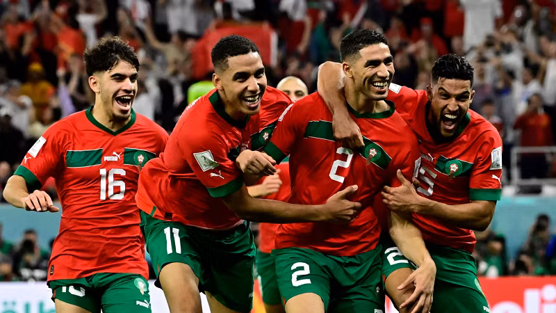 Trong khi đó, Maroc đã làm nên lịch sử, lần đầu tiên vào tứ kết World Cup sau khi cầm hòa Tây Ban Nha 0-0 rồi thắng luân lưu 3-0 ở vòng 1/8.