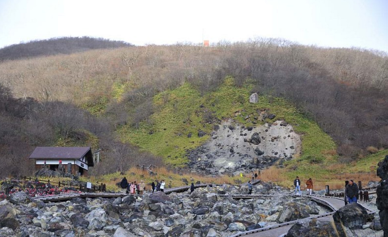 Tuy nhiên, theo các nhà khoa học, có một lời giải thích phù hợp hơn cho sự việc này. Hòn đá nằm ở quận Yumoto của thị trấn Nasu. Cái tên Yumoto có nghĩa là “nguồn nước nóng”, ám chỉ hoạt động địa nhiệt đã làm nóng các suối nước nóng của Nasu từ hàng thế kỷ nay. Tuy nhiên, đi cùng với hoạt động địa chất này là rất nhiều khí hydro sunfua và axit sunfuric thấm ra khỏi lòng đất, đặc biệt ở khu vực xung quanh hòn đá bị nguyền rủa.