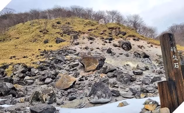 Buổi lễ diễn ra hoàn toàn bình thường, nhưng một vấn đề nảy sinh sau khi nghi lễ kết thúc. Người dân địa phương tại đây đã cho biết rằng họ nhìn thấy một làn sương mù bí ẩn phủ xuống khu vực xung quanh hòn đá, ngay sau khi nghi lễ thanh tẩy hoàn tất.