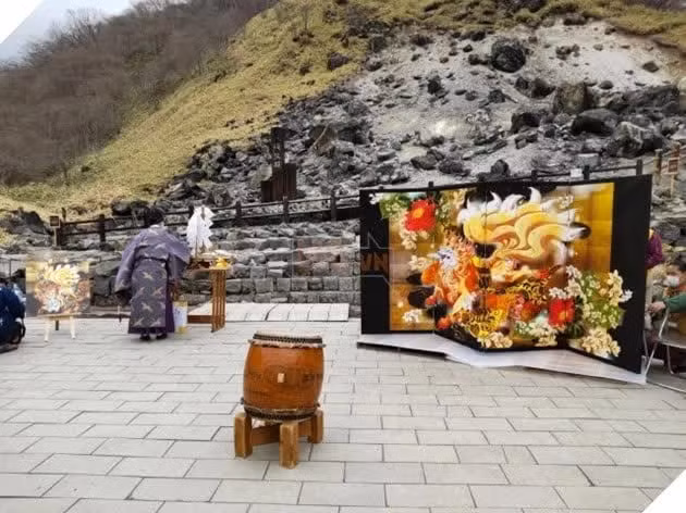 Thông tin lại làm dậy sóng cư dân mạng, một số người ho rằng đây là một dấu hiệu cho thấy linh hồn của con cáo đã rời khỏi nơi đây, một số người khác lại lo sợ rằng đây có thể là một điềm báo không tốt cho những cây chuyện diễn ra trong tương lai không xa.