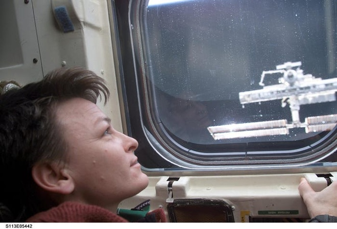 Việc cách ly được bắt đầu trước khi thực hiện sứ mệnh không gian của họ. Tuy nhiên, các phi hành gia đã cố gắng dành cho nhau nhiều sự riêng tư nhất có thể.