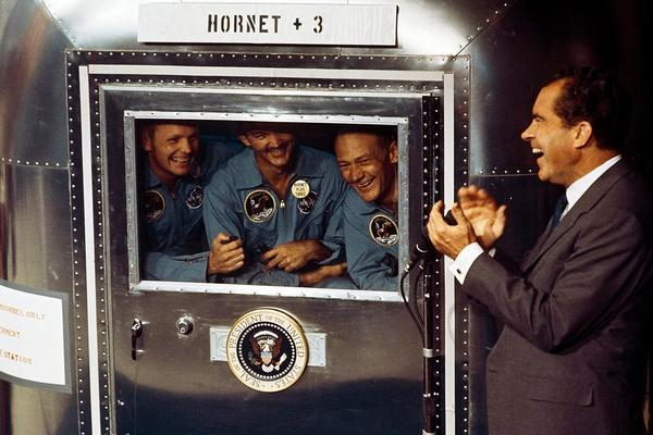 Quần áo cách ly sinh học được trao cho các phi hành gia để thay. Các giải pháp khử nhiễm đã được áp dụng trước và sau khi các phi hành gia rời khỏi tàu vũ trụ và được lau sạch bằng dung dịch.