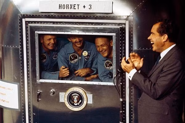 Quần áo cách ly sinh học được trao cho các phi hành gia để thay. Các giải pháp khử nhiễm đã được áp dụng trước và sau khi các phi hành gia rời khỏi tàu vũ trụ và được lau sạch bằng dung dịch.