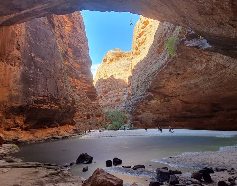 Từ Kununurra ở Tây Úc, hành trình đến Bungle Bungles và Vườn quốc gia Purnululu đưa bạn dọc theo 200 km đường kín và sau đó là 53 km đường mở. Từ Halls Creek, bạn sẽ đi dọc theo 100 km đường kín sau đó là 53 km đường mở.