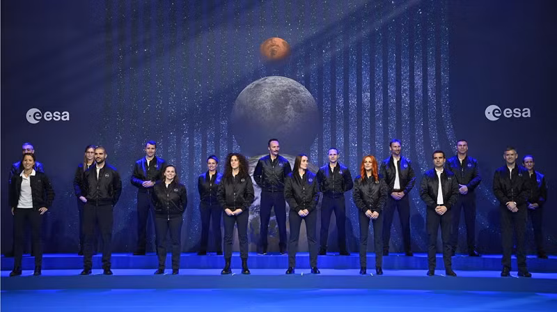 Nhóm phi hành gia thế hệ mới được chọn lựa từ hơn 22.500 ứng cử viên trên khắp châu Âu, trong số này có 257 người khuyết tật.