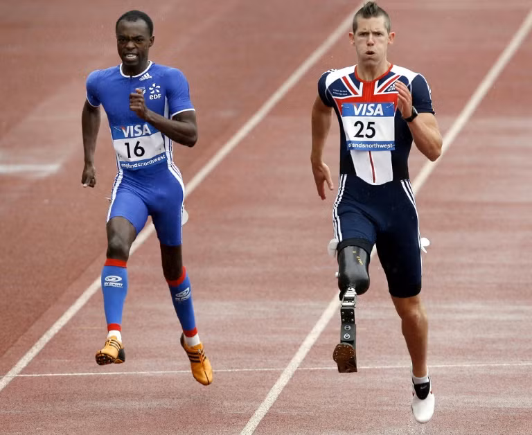 Sau đó, anh làm việc với vai trò một chuyên gia điều trị chấn thương và chỉnh hình ở miền Nam nước Anh.