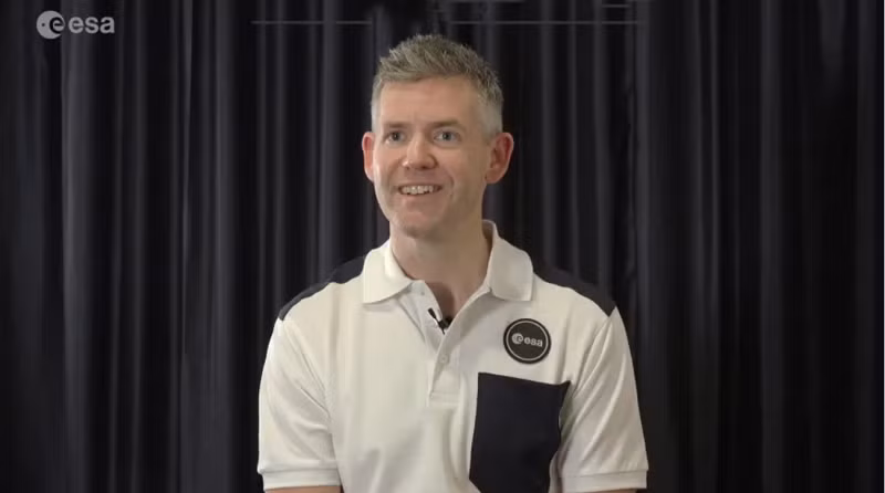 Cụ thể, John McFall, vị bác sỹ 31 tuổi kiêm vận động viên khuyết tật Paralympic người Anh, sẽ là người đầu tiên được tuyển dụng cho một chương trình mới nghiên cứu chỗ ở cho các phi hành gia khuyết tật. Anh là một trong số 17 người được chọn để đào tạo trở thành phi hành gia.