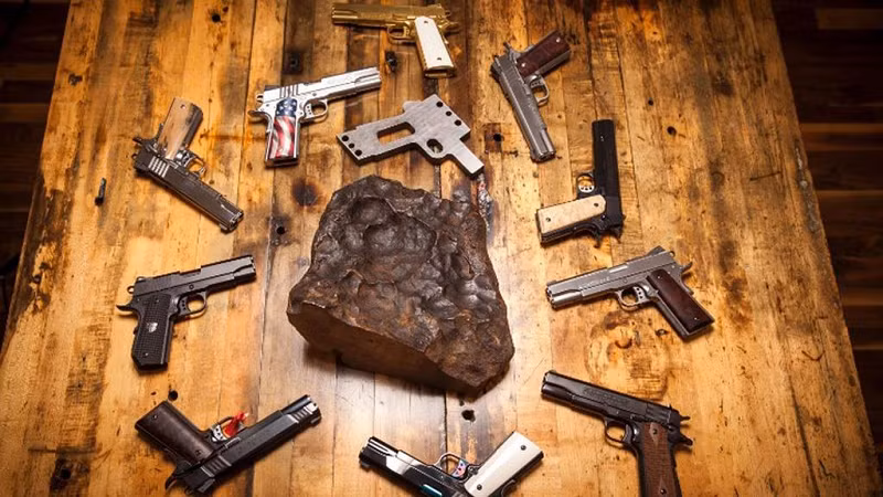 Được sản xuất bởi Cabot Guns, một hãng chuyên sản xuất vũ khí từ những vật liệu quý hiếm, những khẩu súng theo thiết kế của M1911 được làm từ thiên thạch Namibia.