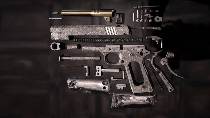 Do được cắt ra từ khối thiên thạch đặc, nên sự không hoàn hảo của khẩu súng lại tạo vẻ đẹp cá tính riêng.