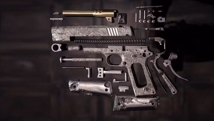 Do được cắt ra từ khối thiên thạch đặc, nên sự không hoàn hảo của khẩu súng lại tạo vẻ đẹp cá tính riêng.