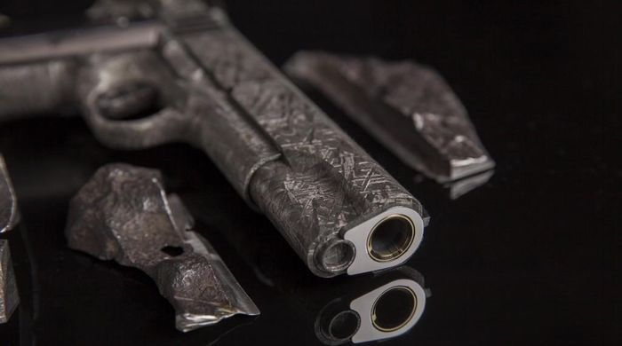 Cabot là một công ty sản xuất súng được thành lập từ cách đây nhiều năm. Trụ sở chính của Cabot nằm gần thành phố Pittsburgh, thuộc bang Pennsylvania (Mỹ). Cabot từng chế tác báng súng từ viên đá thiên thạch già bằng tuổi Trái đất này và ông Bianchin giờ đây tin rằng hãng có thể sản xuất một khẩu súng hoàn chỉnh.