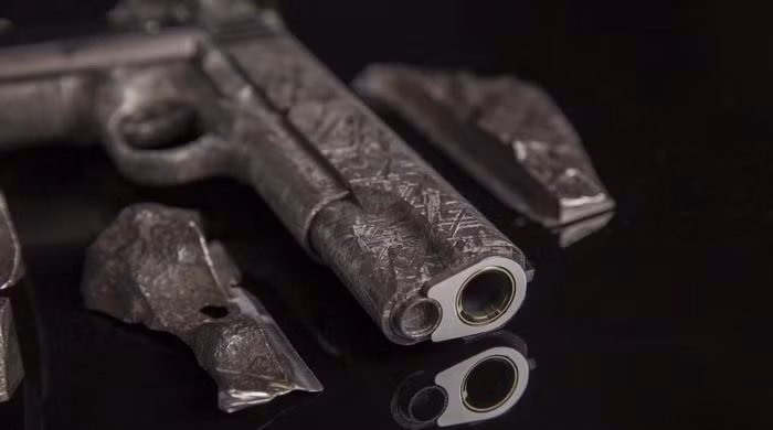 Cabot là một công ty sản xuất súng được thành lập từ cách đây nhiều năm. Trụ sở chính của Cabot nằm gần thành phố Pittsburgh, thuộc bang Pennsylvania (Mỹ). Cabot từng chế tác báng súng từ viên đá thiên thạch già bằng tuổi Trái đất này và ông Bianchin giờ đây tin rằng hãng có thể sản xuất một khẩu súng hoàn chỉnh.