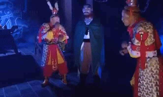 Lục Nhĩ Mỹ Hầu đã biến thành bản sao y hệt Tôn Ngộ Không, cũng có gậy Như Ý, 72 phép biến hóa, biết rõ mọi chuyện trong thiên hạ, làm lú lẫn tất cả mọi người.