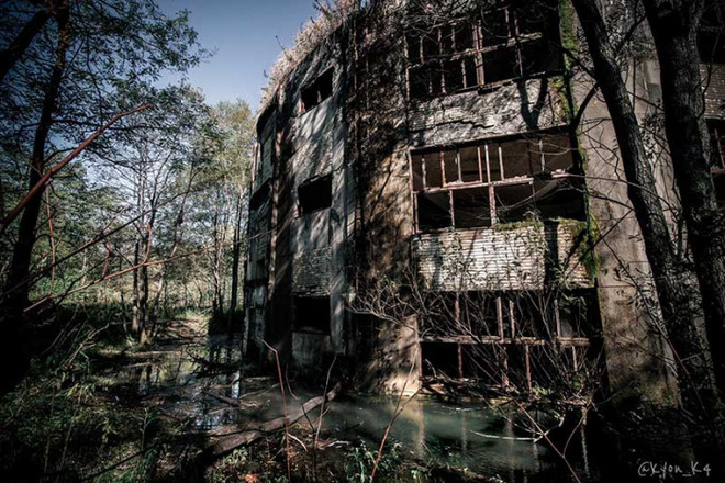 Những lời đồn ma ám xuất hiện ngay lập tức kể từ khi ngôi trường đóng cửa, người dân địa phương kể về các hiện tượng kỳ lạ ở khu rừng lân cận.