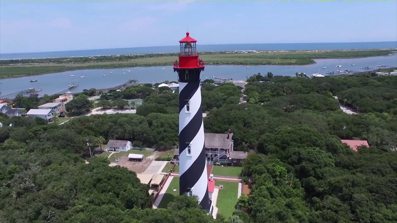 Người ta nói rằng có thể nghe thấy tiếng cười của hai cô gái khi chơi đùa quanh tháp vào ban đêm; và hồn ma của một cô gái lớn tuổi được cho là đã được nhìn thấy, mặc chiếc váy màu xanh lam và chiếc nơ cài tóc màu xanh mà cô đã mặc khi chết.