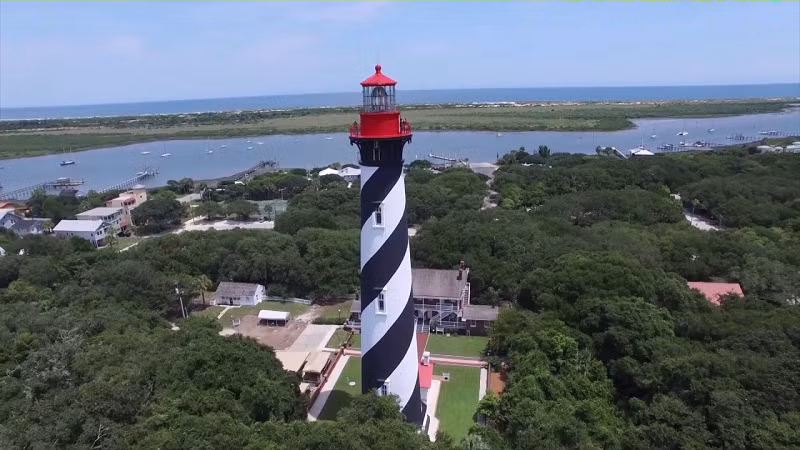 Người ta nói rằng có thể nghe thấy tiếng cười của hai cô gái khi chơi đùa quanh tháp vào ban đêm; và hồn ma của một cô gái lớn tuổi được cho là đã được nhìn thấy, mặc chiếc váy màu xanh lam và chiếc nơ cài tóc màu xanh mà cô đã mặc khi chết.