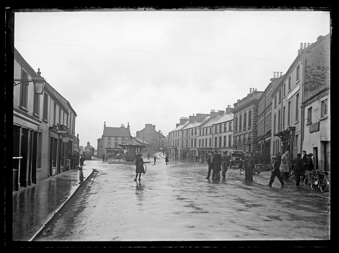 Cũng bởi vậy mà đường Abercorn còn trở thành nơi có một số tour du lịch ma quái giới thiệu là một trong những lâu đài bị ma ám nhất trong thành phố. Chính những người dân địa phương tại thị trấn cùng cho biết, họ thường xuyên bắt gặp "những hồn ma" hay các thực thể huyền bí trong thành phố.