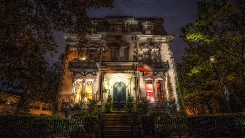 Nhiều người còn khẳng định, bất kỳ tòa nhà hơn 100 năm tuổi nào ở Savannah cũng có thể cảm thấy một sự hiện diện ma quái.