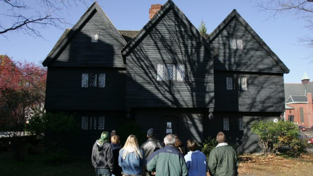  1. Salem, Massachusetts: Đây là một trong những địa điểm bị ma ám với những truyền thuyết rùng rợn nhất nước Mỹ. Câu chuyện huyền bí về thành phố này bắt nguồn từ năm 1690. Trong thời kỳ này, đã có đến hơn 200 người, phần lớn là phụ nữ, bị buộc tội một cách thiếu căn cứ là "phù thủy" và bị hành quyết một cách dã man.