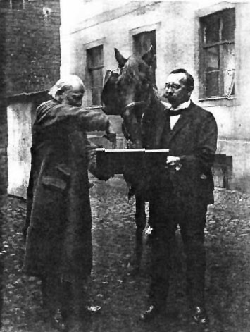 Sau khi ông Osten qua đời năm 1909, Clever Hans qua tay nhiều đời chủ và cuối cùng không có tin tức gì và hình ảnh nào từ đó đến nay.