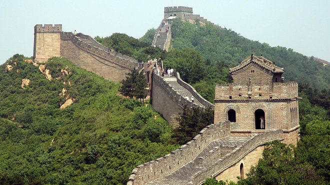 Nhưng chỉ đến khi Tần Thủy Hoàng (259-210 TCN) tiêu diệt sáu lộ chư hầu và chấm dứt thời kỳ Chiến Quốc kéo dài hơn hai thế kỷ, nhất thống thiên hạ, dự án Trường Thành mới bắt đầu được thực hiện một cách nghiêm túc.
