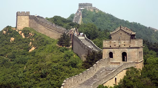 Nhưng chỉ đến khi Tần Thủy Hoàng (259-210 TCN) tiêu diệt sáu lộ chư hầu và chấm dứt thời kỳ Chiến Quốc kéo dài hơn hai thế kỷ, nhất thống thiên hạ, dự án Trường Thành mới bắt đầu được thực hiện một cách nghiêm túc.