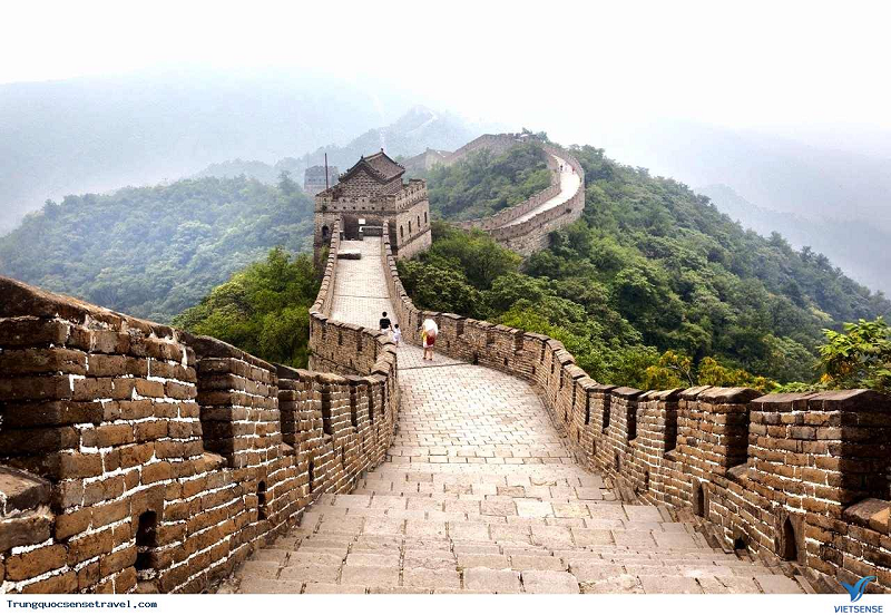 Nhờ vào kết cấu độc đáo mà công trình đã có thể đứng vững trước sự thách thức của thời gian: bên dưới những đoạn tường gạch là phần đất nện nhiều lớp vô cùng chắc chắn, với thảm sậy mỏng được chèn giữa các lớp giúp tăng cường sự ổn định và khả năng thoát nước.