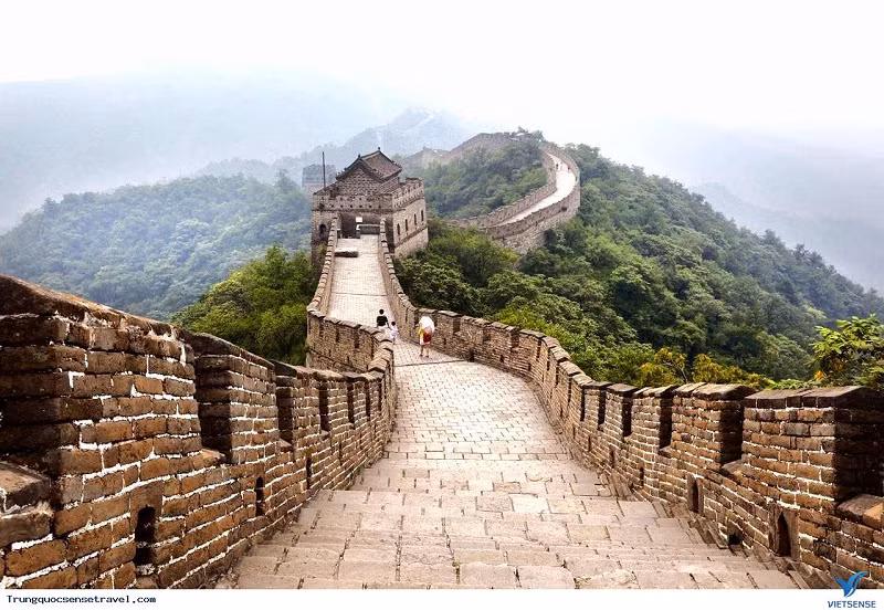 Nhờ vào kết cấu độc đáo mà công trình đã có thể đứng vững trước sự thách thức của thời gian: bên dưới những đoạn tường gạch là phần đất nện nhiều lớp vô cùng chắc chắn, với thảm sậy mỏng được chèn giữa các lớp giúp tăng cường sự ổn định và khả năng thoát nước.