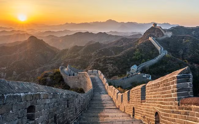 Ông vua nổi tiếng tàn bạo này đã chỉ đạo việc huy động sức dân cùng vô số nguồn lực để dựng lên những đoạn tường thành kết nối các công sự phòng thủ trước đó - nhằm bảo vệ đế chế đang không ngừng bành trướng của mình.