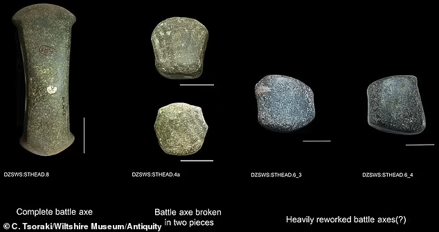 Ngôi mộ của họ cũng chứa ba chiếc rìu đá lửa được đánh bóng và một chiếc rìu chiến làm bằng dolerit đen, tất cả đều được trưng bày tại Bảo tàng Wiltshire ở Devizes.