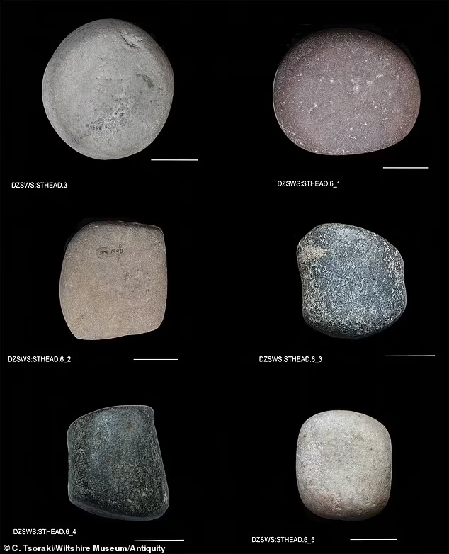 Dưới chân anh ta là một bộ búa và đá mài dùng để đánh bóng và đánh bóng vàng, cho thấy thầy cúng cũng là một thợ kim loại.