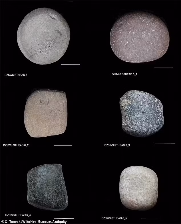 Dưới chân anh ta là một bộ búa và đá mài dùng để đánh bóng và đánh bóng vàng, cho thấy thầy cúng cũng là một thợ kim loại.