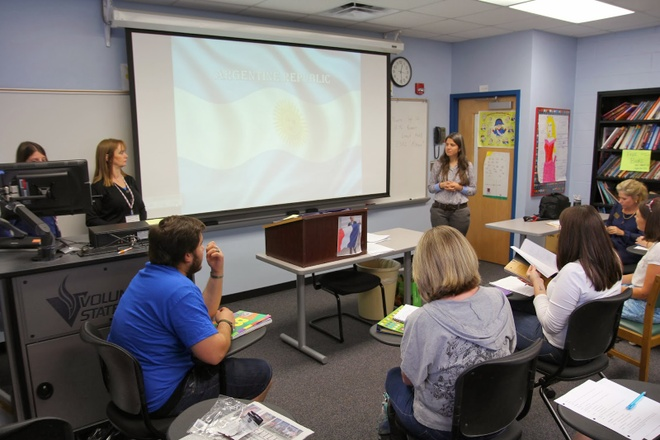  6. Người Argentina rất nóng tính: Khi đến Argentina, bạn sẽ được tiếp xúc với những người dân bản địa vô cùng nhiệt tình và hiếu khách, họ rất vui vẻ trong mọi cuộc trò chuyện. Tuy nhiên, đừng dại mà tranh luận với người Argentia, bởi họ có thể sôi nổi nhưng dễ dàng tức giận và gay gắt ngay với bạn đấy.