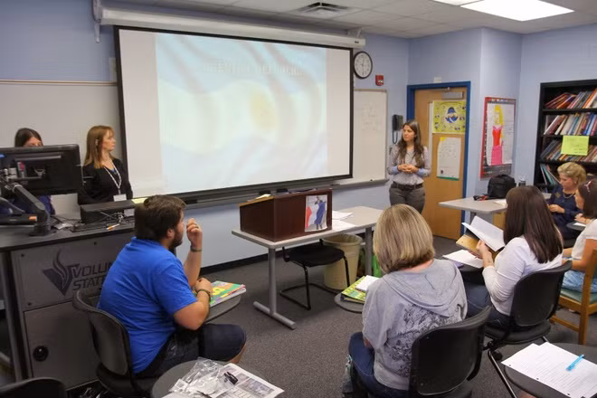  6. Người Argentina rất nóng tính: Khi đến Argentina, bạn sẽ được tiếp xúc với những người dân bản địa vô cùng nhiệt tình và hiếu khách, họ rất vui vẻ trong mọi cuộc trò chuyện. Tuy nhiên, đừng dại mà tranh luận với người Argentia, bởi họ có thể sôi nổi nhưng dễ dàng tức giận và gay gắt ngay với bạn đấy.