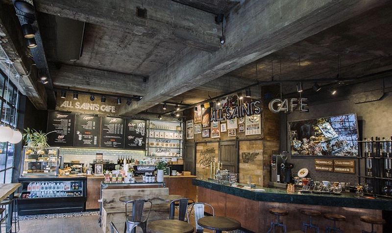 Nếu thức dậy vào sáng sớm bạn sẽ chỉ bắt gặp cảnh tất cả những cửa hàng đều đóng cửa im ắng, chỉ có người dân đi lại, thể dục,…mà thôi.