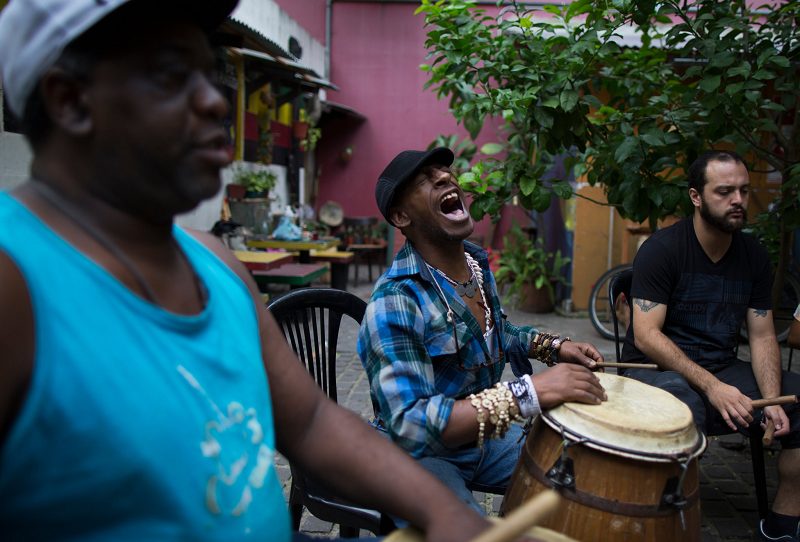 Đặc biệt, hầu hết người Argentina không thích khi nghe người nước ngoài nói lên ý kiến của mình về những vấn đề nhạy cảm như chính trị hay tôn giáo ở quốc gia của họ.